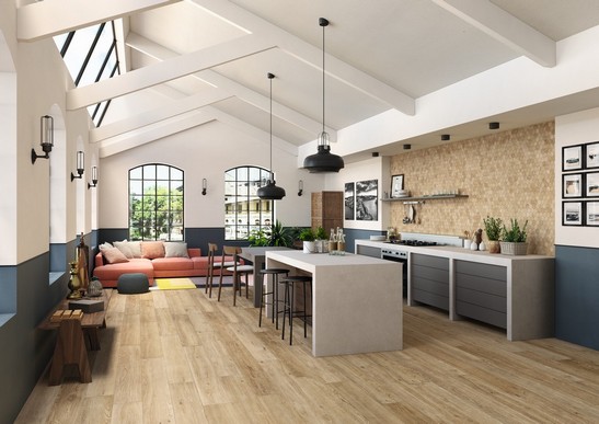 Cucina moderna in stile industrial con pavimento effetto legno beige