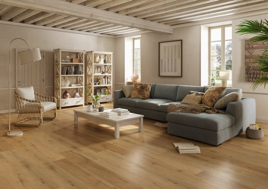 Rustikales und elegantes Wohnzimmer mit Boden Holzoptik Beige