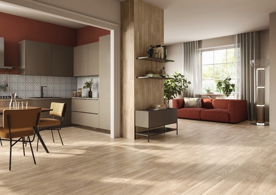 Cucina moderna ad angolo con pavimento effetto legno dai toni beige