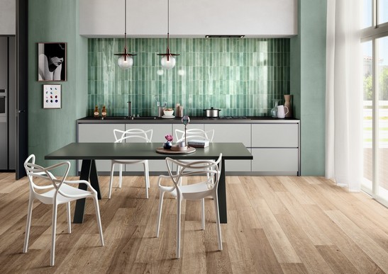 Cucina moderna lineare con pavimento effetto legno beige per un tocco di lusso