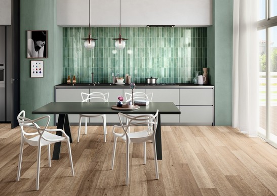 Cuisine moderne linéaire avec sol effet bois beige pour une touche de luxe