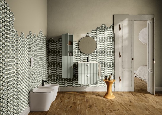 Salle de bains moderne minimaliste colorée, sol effet bois, mur imitation faïence
