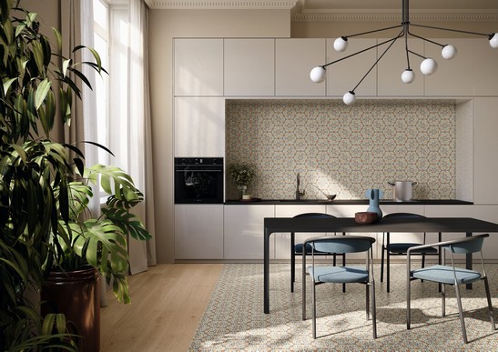 Cuisine ouverte de luxe moderne et minimaliste, carrelage mural à motif et sol effet bois