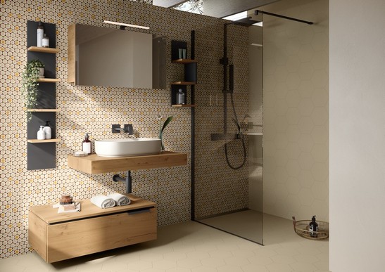 Bagno moderno in stile industriale con doccia e rivestimento effetto maiolica