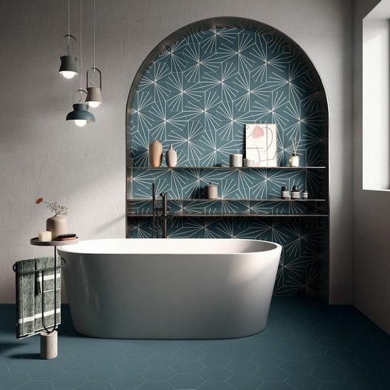 Bagno di lusso colorato con vasca, rivestimento effetto maiolica blu