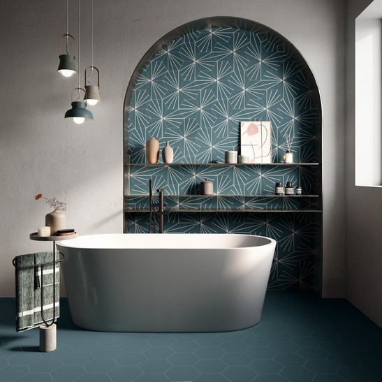 Salle de bains de luxe colorée avec baignoire, revêtement mural effet faïence bleue