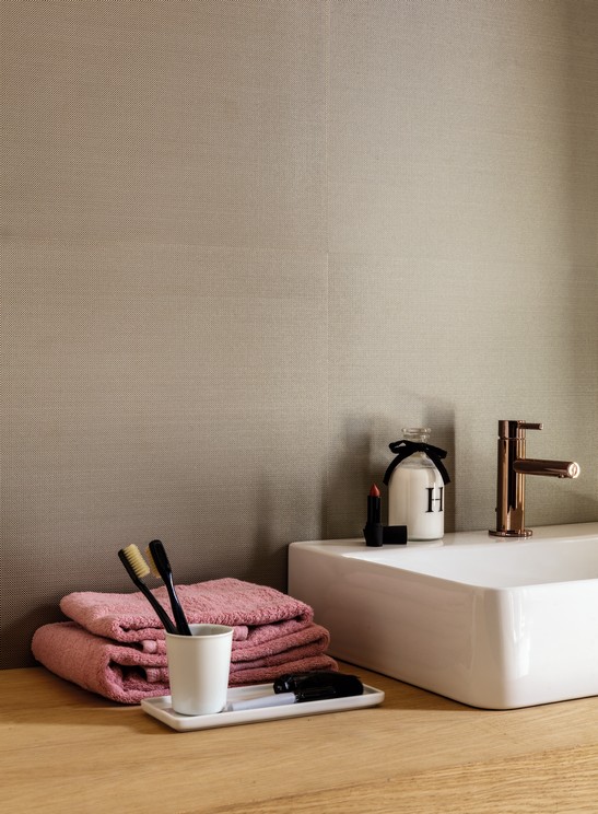 Salle de bains minimaliste dans des tons de gris.