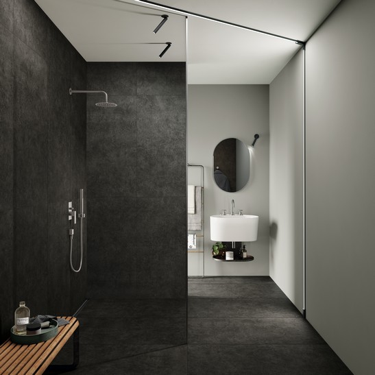 Kleines Badezimmer in Grau- und Schwarztönen. Zementoptik Feinsteinzeug für einen industriellen Hauch