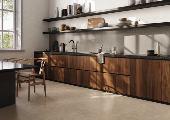 Moderne Küche mit Böden aus beigem Zementoptik Feinsteinzeug für einen luxuriösen Hauch