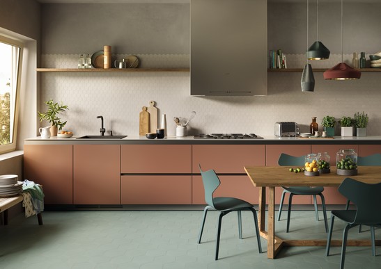 Cuisine colorée moderne et linéaire avec sol en grès cérame hexagonal vert et revêtement en mosaïque hexagonale effet béton blanc