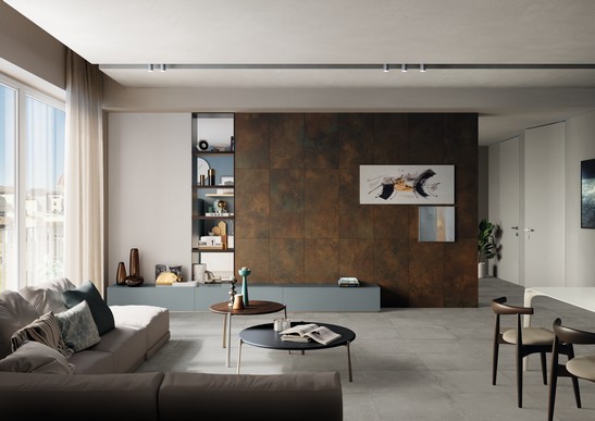 Modernes Wohnzimmer mit Boden in grauer Zementoptik und Wandverkleidung in Metalloptik