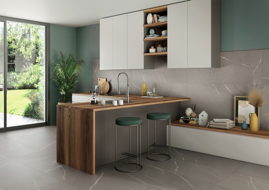 Cucina di lusso con gres effetto marmo grigio e pareti sui toni del verde