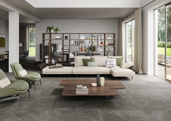 Soggiorno di lusso con pavimento effetto marmo e pareti sui toni del grigio
