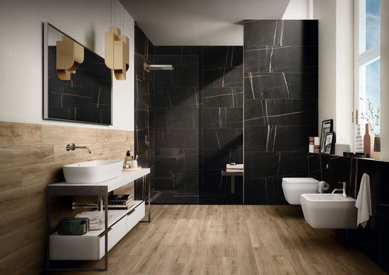 Salle de bains moderne avec douche, grès cérame effet bois et marbre dans des tons de noir et de beige.