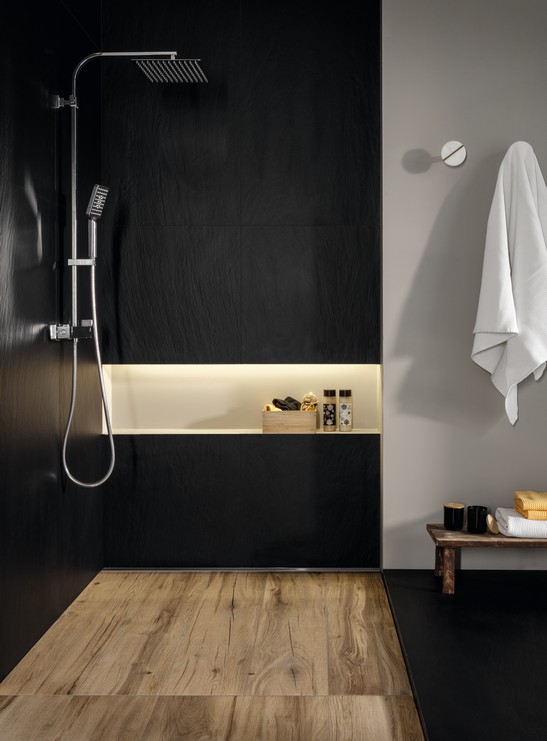 Bagno moderno con doccia, gres effetto legno e pietra sui toni del nero e beige