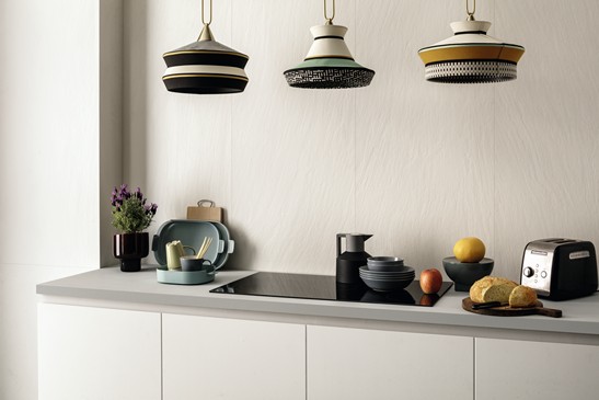 Kleine lineare Küche mit Wandverkleidung in weißem Steinoptik Feinsteinzeug