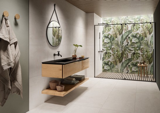 Luxuriöses Badezimmer mit Dusche und Boden Steinoptik und Wandfliesen Tapetenoptik