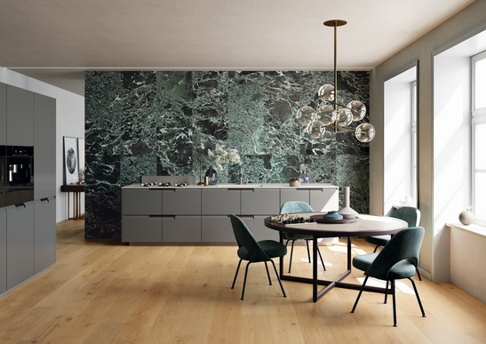 Cucina lineare con gres effetto legno ed effetto marmo verde per un tocco di lusso