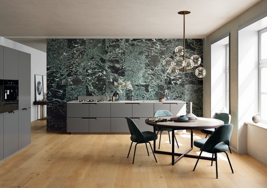 Cuisine linéaire avec grès cérame imitation bois et effet marbre vert pour une touche de luxe.