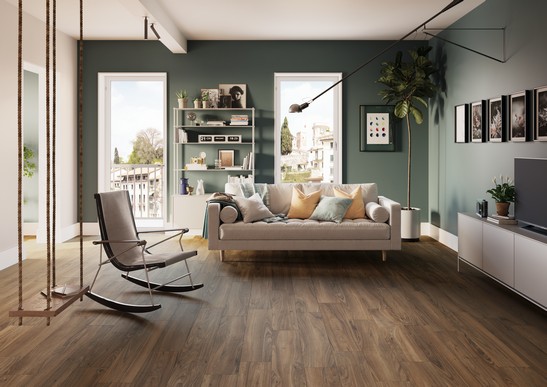 Séjour moderne avec sol effet bois et mur dans les tons de vert.