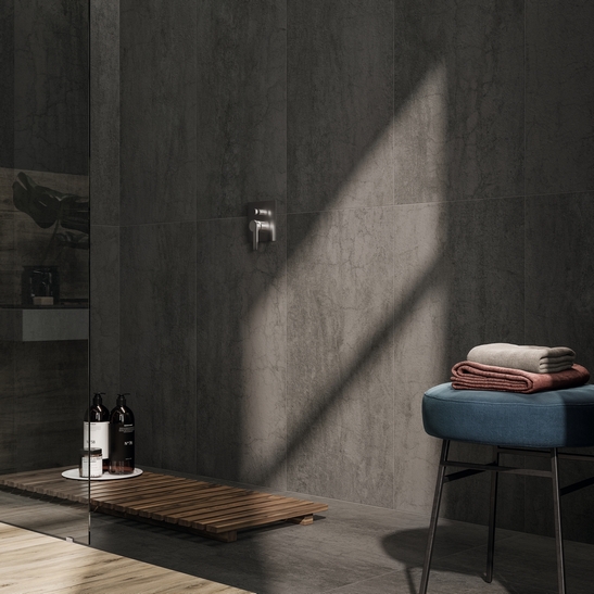 Salle de bains minimaliste de luxe avec douche. Effet pierre noire : un style industriel.