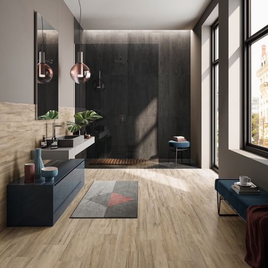 Salle de bains de luxe avec douche. Effet pierre noire et rustique bois : un style industriel.