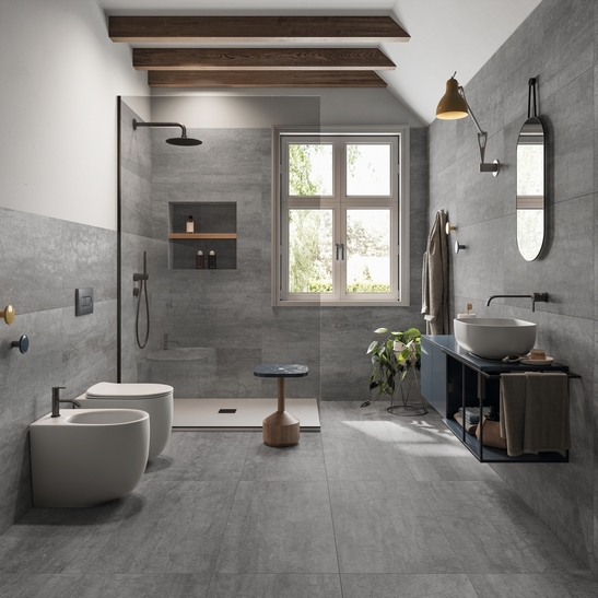 Bagno minimalista con doccia. Moderno effetto pietra grigio dalla stile industriale