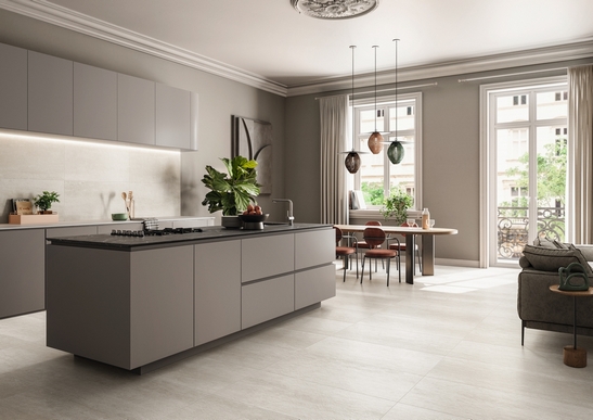 Cucina elegante. Toni del grigio e effetto pietra per uno stile moderno