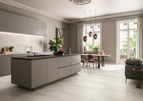 Elegante Küche: Grautöne und Steineffekt für einen modernen Stil