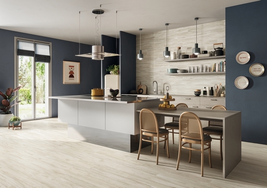 Cuisine minimaliste avec îlot central : imitation bois et teinte de bleu pour une touche moderne.