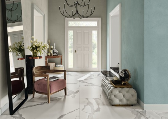 Séjour classique avec sol imitation marbre et mur dans les tons de gris et bleu ciel.