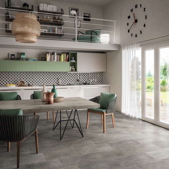 Cuisine moderne linéaire ouverte : effet béton et tons de vert pour une touche industrielle.