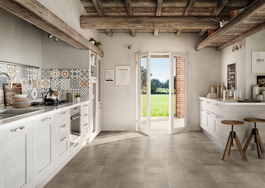 Cuisine moderne rustique : effet béton et tons de bleu, de gris et de beige pour une touche vintage.