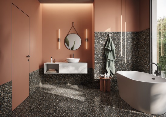 Bagno moderno sui toni rosa con gres effetto graniglia per un tocco vintage