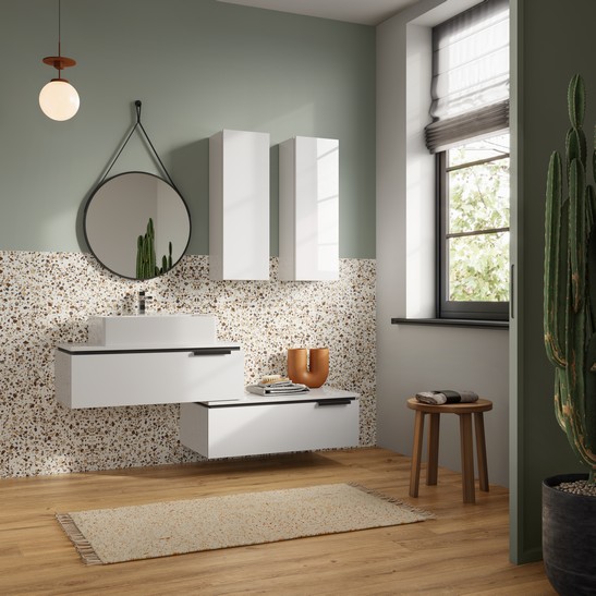 Salle de bains vintage avec sol effet bois et carrelage mural effet terrazzo