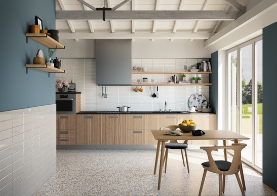 Moderne Küche mit Feinsteinzeug in Marmoroptik Beige und Weiß, Wände mit Blautönen