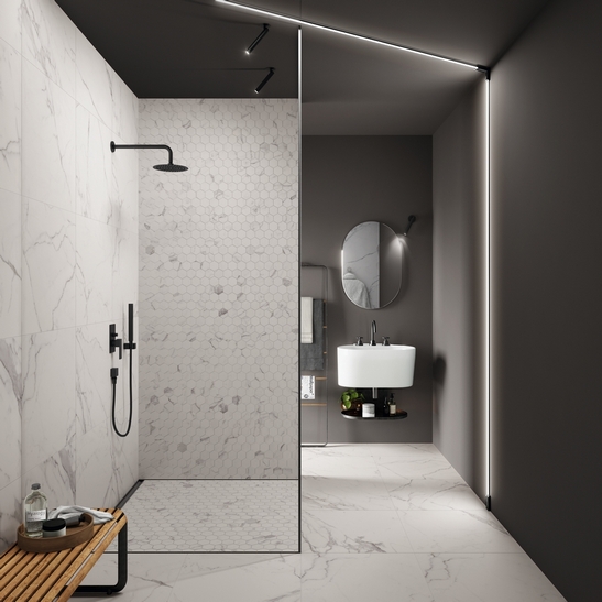 Salle de bains de luxe, style industriel, avec douche. Minimaliste, effet marbre blanc.