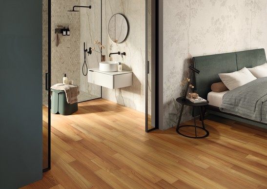 Klassisches elegantes Schlafzimmer mit Boden aus Teakholz