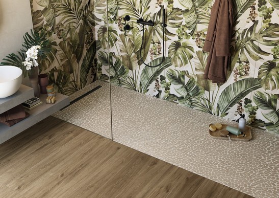 Bagno moderno con doccia effetto carta da parati, mosaico pietra, pavimento effetto legno