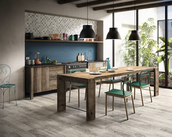 Cucina moderna lineare in stile rustico dai toni del grigio e blu