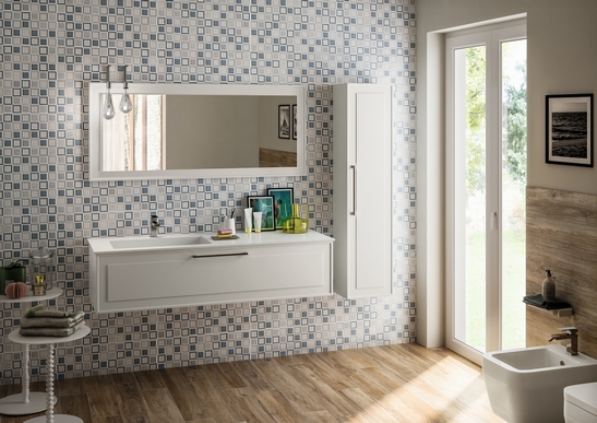 Kleines farbiges Badezimmer. Moderne geometrische Dekoration in Blau- und Weißtönen