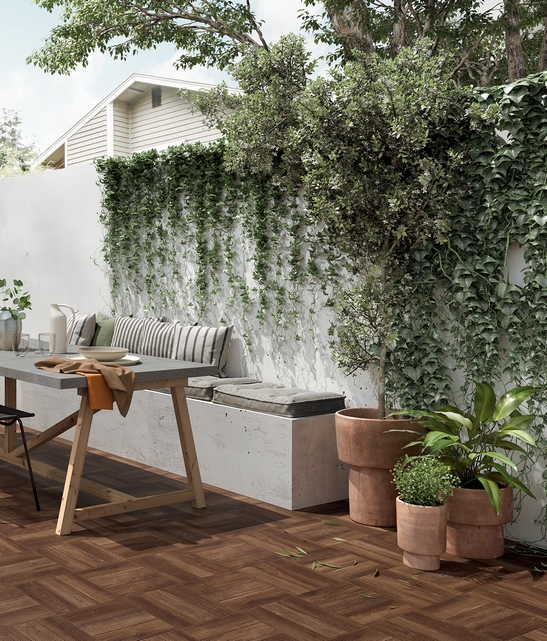 Terrasse moderne, sol effet bois et tons de blanc pour une touche rustique.