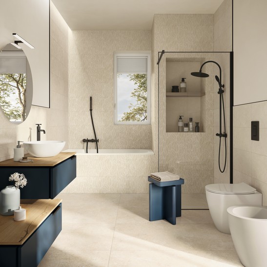 Elegantes beiges Badezimmer mit dekorierten Badewanne und Dusche Elegantes beiges Badezimmer mit dekorierten Badewanne und Dusche