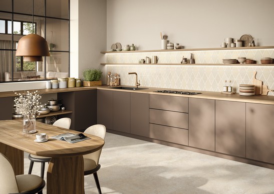 Luxuriöse klassische Küche mit beigem Steinoptik