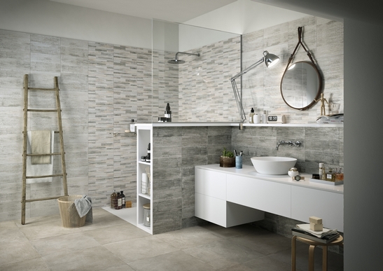 Bagno moderno con doccia. Rivestimento rustico effetto legno e cemento grigio