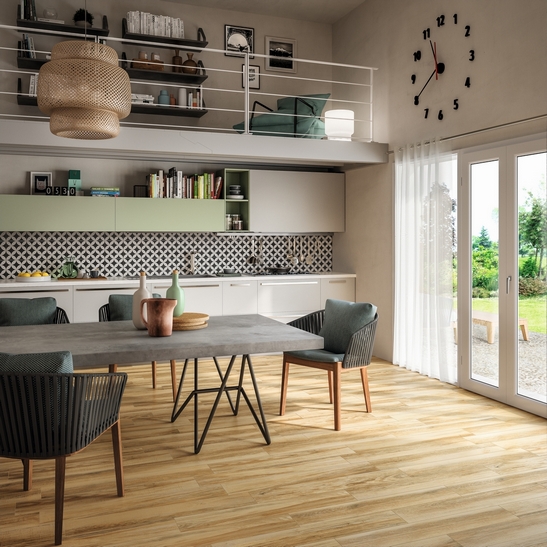 Cuisine moderne au style vintage effet bois. Carrelage dans des tons de vert et de gris pour une touche rustique.