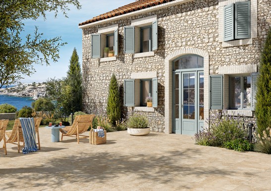 Extérieur moderne avec jardin en grès cérame effet pierre multiformat beige