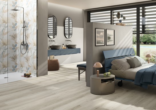 Camera da letto moderna sui toni chiari con pavimento effetto legno grigio e rivestimento effetto carta da parati