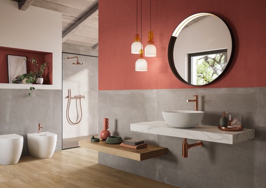 Modernes Badezimmer in warmen Tönen, Feinsteinzeug in Zementoptik und Holzoptik für einen luxuriösen Hauch