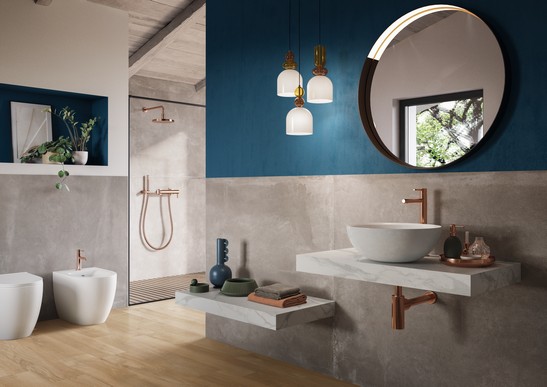 Modernes Badezimmer in blauen Tönen, Feinsteinzeug in Zementoptik und Holzoptik für einen luxuriösen Hauch